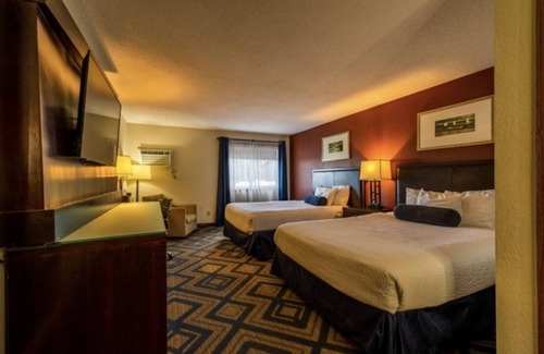 Warroad Hotel | Discover The Patch Lodge: Family-Friendly Dining Awaits