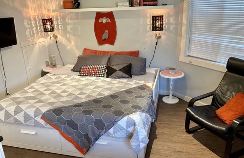Okanagan-Similkameen Bed & Breakfast | Oceanfront King Suite at GaLaView B&B: Sunsets & Wineries