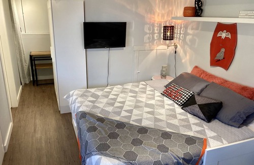Okanagan-Similkameen Bed & Breakfast | Oceanfront King Suite at GaLaView B&B: Sunsets & Wineries
