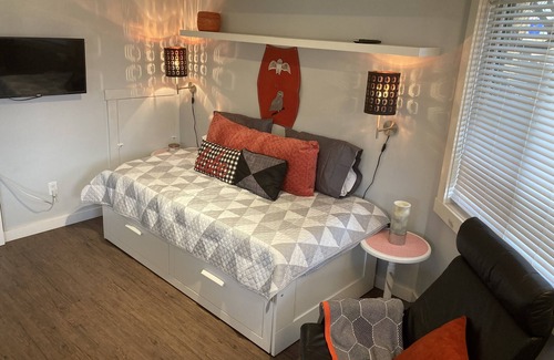 Okanagan-Similkameen Bed & Breakfast | Oceanfront King Suite at GaLaView B&B: Sunsets & Wineries