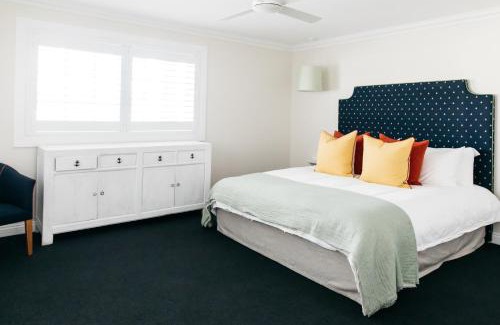 Patonga Apartment | Coastal Retreat at The Patonga Hotel with Hot Tub & Views