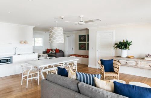 Patonga Apartment | Coastal Retreat at The Patonga Hotel with Hot Tub & Views