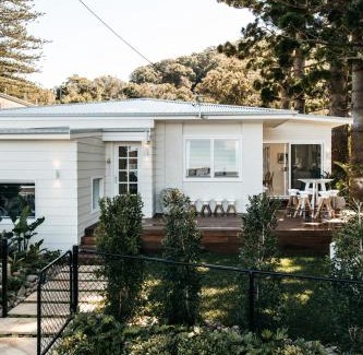 Patonga Apartment | Coastal Retreat at The Patonga Hotel with Hot Tub & Views
