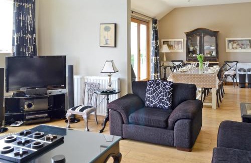 Cayton House | Family-Friendly Stay at The Pavillion: Perfect for Kids!