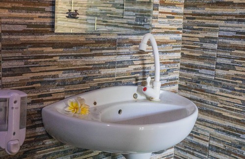 Sampalan House | Cozy Peace Arta Bungalow with Kitchen and Breakfast