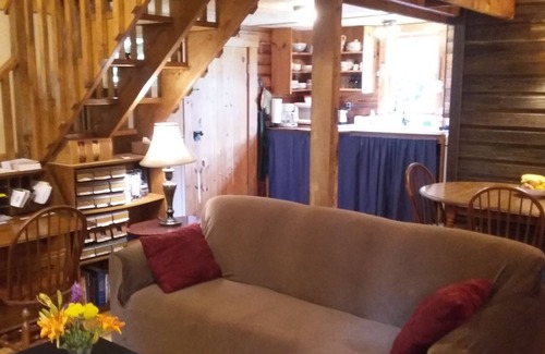 Chelsea Cabin | Serene Getaway Near Birmingham with Lake View & Spa