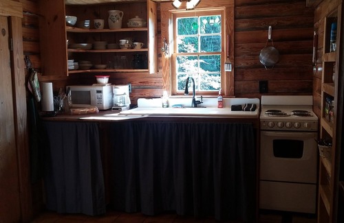 Chelsea Cabin | Serene Getaway Near Birmingham with Lake View & Spa