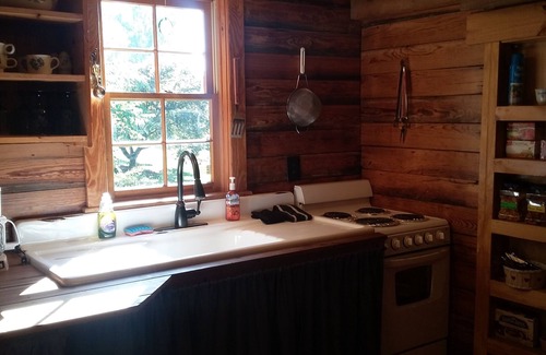 Chelsea Cabin | Serene Getaway Near Birmingham with Lake View & Spa