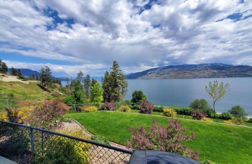 Central Okanagan Apartment | Bright Peach Sunrise Studio with Panoramic Lake Views