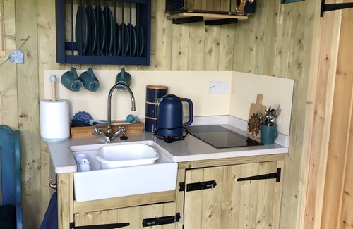 Corwen Cabin | Inviting Stay at The Peacock Shepherds Hut - 9.6/10 Rated