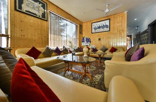 Brein Hotel | Discover The Pearl Continental: Pet-Friendly & Pool Access