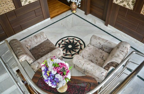 Brein Hotel | Discover The Pearl Continental: Pet-Friendly & Pool Access