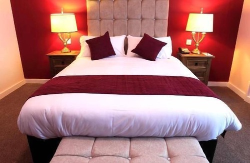 Peterborough Hotel | Discover The Pearl Hotel: A 4-Star Gem with Pool & Spa