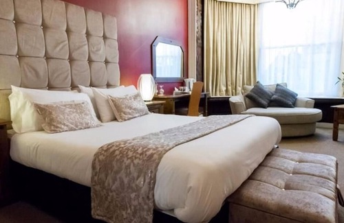 Peterborough Hotel | Discover The Pearl Hotel: A 4-Star Gem with Pool & Spa