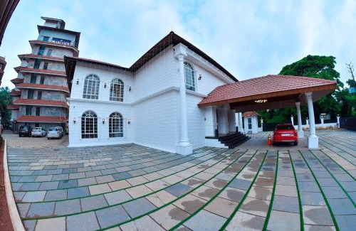 Kannur District Hotel | Discover The Pearl View Hotel: Poolside Relaxation Awaits