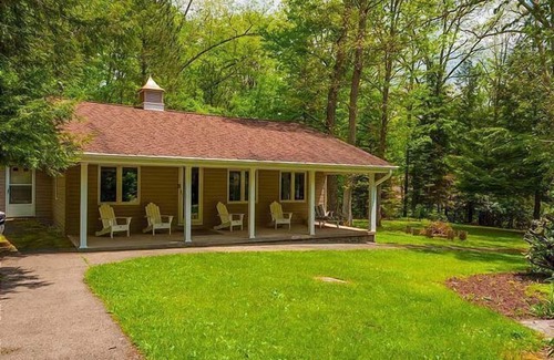 Farmington Cabin | Relax at The Pebblestone Cottage - Pet Friendly Retreat