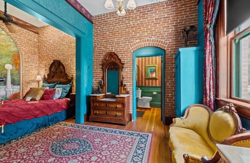Historic Railroad District Hotel | Experience The Peerless Hotel: Artist's Abode in Historic District