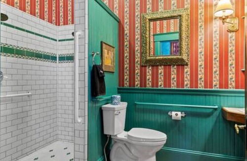 Historic Railroad District Hotel | Experience The Peerless Hotel: Artist's Abode in Historic District