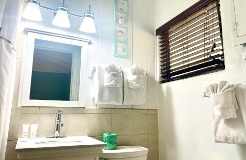 Key Largo Hotel | Cozy Pelican Key Largo Cottages with Private Beach Access