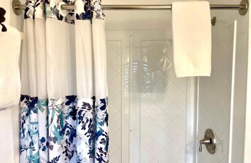 Key Largo Hotel | Cozy Pelican Key Largo Cottages with Private Beach Access