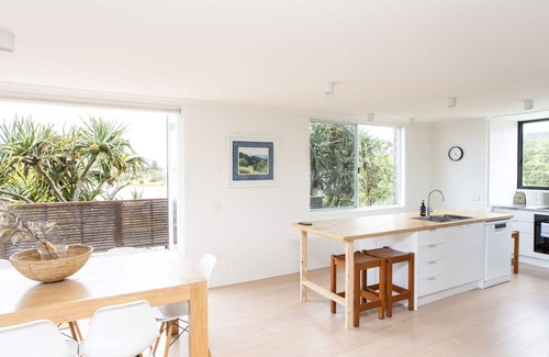 Hastings Point Villa | Idyllic Peninsula 4-Bed Villa with Oceanfront Pool