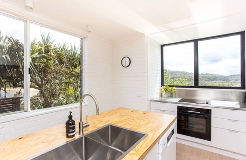 Hastings Point Villa | Idyllic Peninsula 4-Bed Villa with Oceanfront Pool