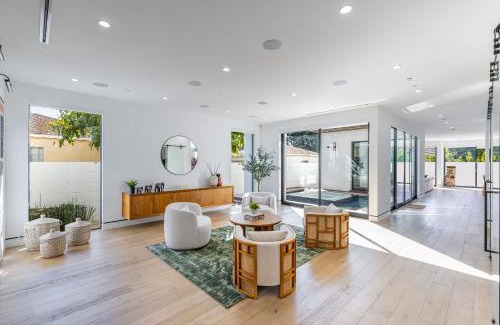 Venice House | Elegant Retreat at The Penmar - Beachfront & Pet Friendly