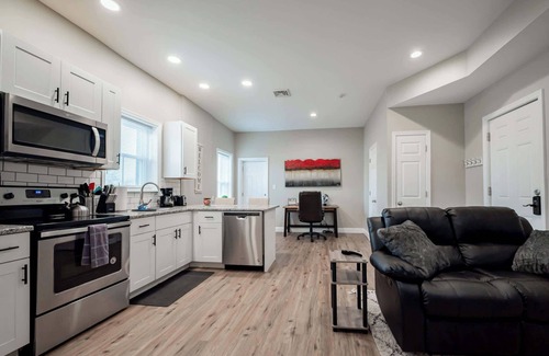 Wilmington Apartment | Elegant Penthouse at Park Place with Kitchen & Fast WIFI