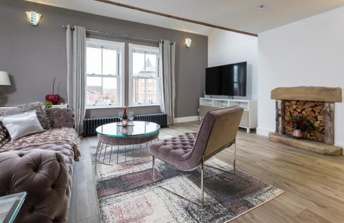 Trafford Apartment | Stylish Penthouse Near Sale Metrolink with Free Parking