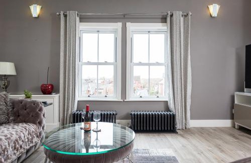 Trafford Apartment | Stylish Penthouse Near Sale Metrolink with Free Parking