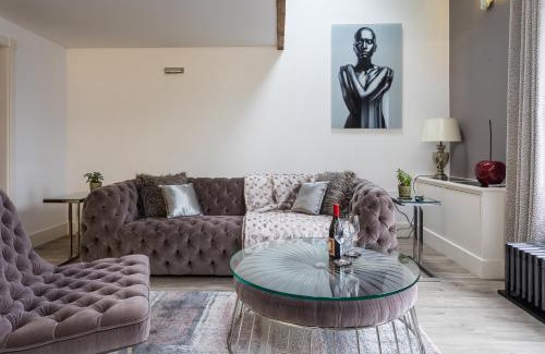 Trafford Apartment | Stylish Penthouse Near Sale Metrolink with Free Parking