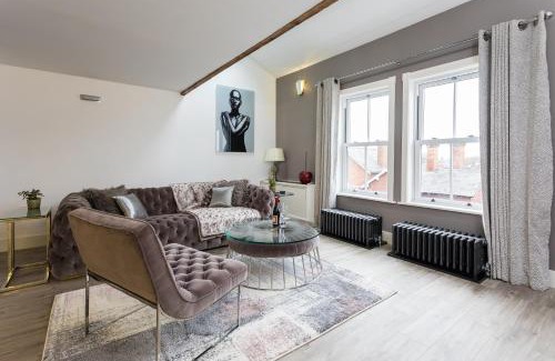 Trafford Apartment | Stylish Penthouse Near Sale Metrolink with Free Parking