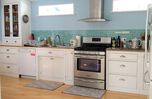 Rockland Cottage | The Perch: Walk to Town & Ocean with Pool and Breakfast
