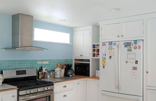 Rockland Cottage | The Perch: Walk to Town & Ocean with Pool and Breakfast