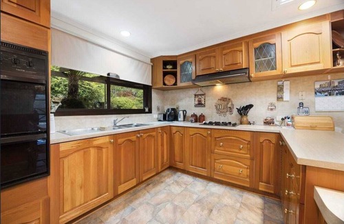 East Warburton House | Your Ideal Retreat Awaits: 8.8/10 Rated Comfort & Amenities