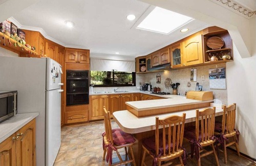 East Warburton House | Your Ideal Retreat Awaits: 8.8/10 Rated Comfort & Amenities