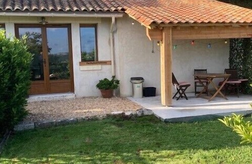 Cherval Apartment | Unwind at the Remarkable Gite in Cherval with Pool & Spa
