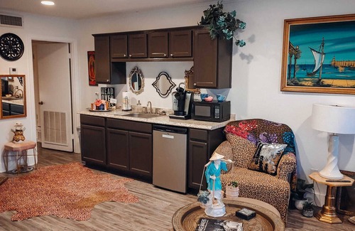 Jefferson House | Ideal Getaway in Jefferson TX with Ocean and Lake Views