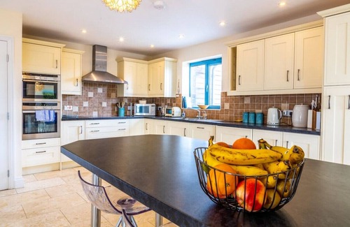 Widemouth Bay House | Ideal Family Getaway with Ocean View and Pet-Friendly Stays
