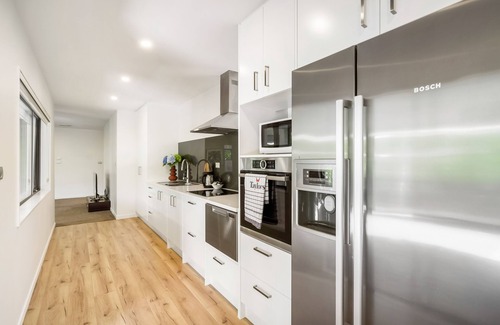 Greenhithe House | Ideal 2BR Getaway with Kitchen & Breakfast Included