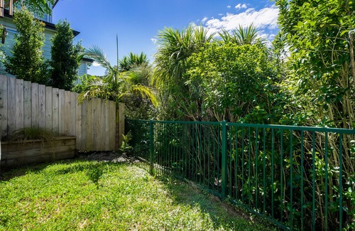 Greenhithe House | Ideal 2BR Getaway with Kitchen & Breakfast Included
