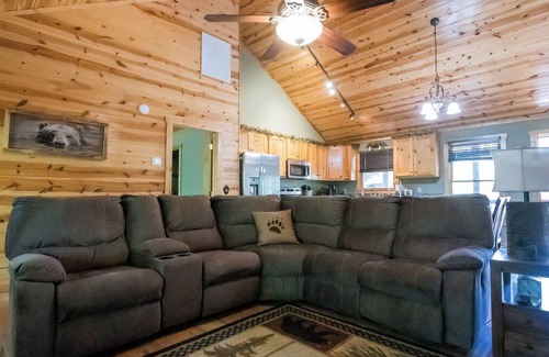 Eagle Mountain Cabin | Ideal Winter Retreat with Ocean View and Pool Access