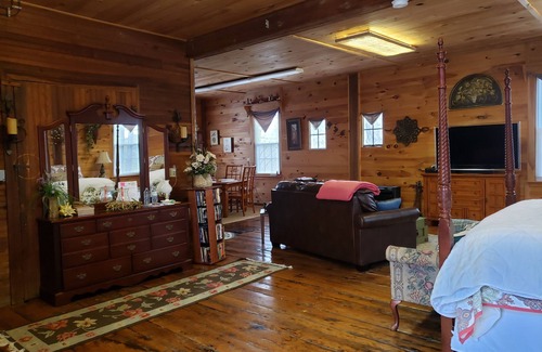 Cornish Bed & Breakfast | Exceptional The Perkins House: Breakfast & Kitchen Amenities