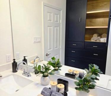 Southeast Houston House | The Pershing Pad is at a Central location 3BR Sleeps 10