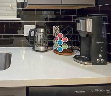 Southeast Houston House | The Pershing Pad is at a Central location 3BR Sleeps 10