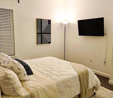 Southeast Houston House | The Pershing Pad is at a Central location 3BR Sleeps 10