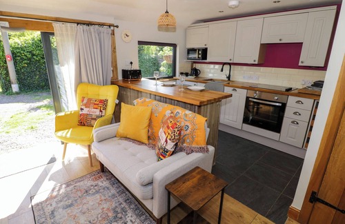 Malvern Cottage | THE PHEASANT'S NEST, pet friendly, with a garden in Upton Upon Severn