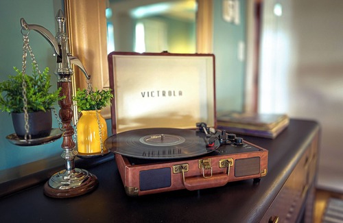 North End House | The Phoenix Lounge: Chic Heritage Flat in Halifax’s Heart