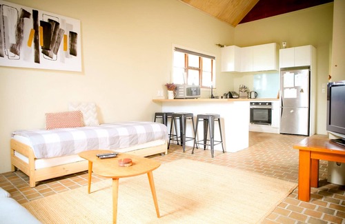 Otane Cottage | Modern Loft at The Phoenix on Miller with Ocean Views