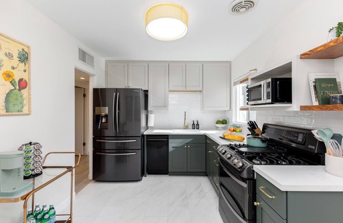 Alhambra House | The Phoenix Stay – Cozy 3BR Retreat with AC & WiFi in the Heart of Phoenix!